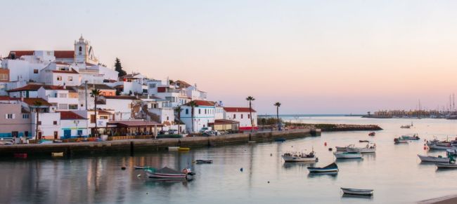 Pueblo de Ferragudo en la ruta en bici por el Algarve