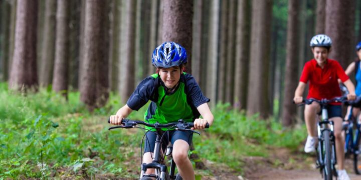 Niño montando en bici por Brujas