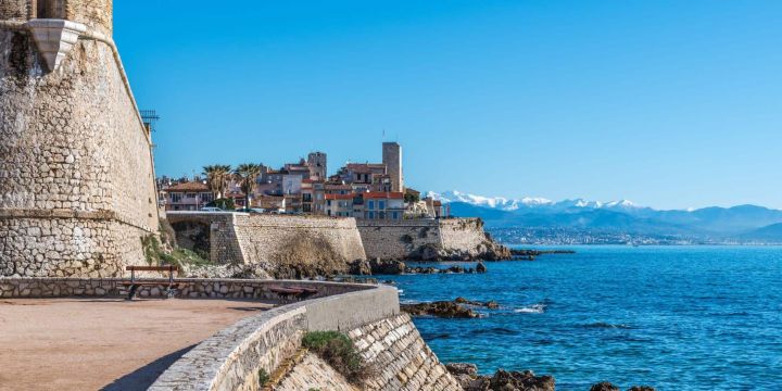 Foto de <a href="https://unsplash.com/es/@janie4646?utm_content=creditCopyText&utm_medium=referral&utm_source=unsplash">Jane Ackerley</a> en <a href="https://unsplash.com/es/fotos/edificio-de-hormigon-marron-cerca-del-mar-durante-el-dia-WiN6Az_8cGQ?utm_content=creditCopyText&utm_medium=referral&utm_source=unsplash">Unsplash</a> antibes