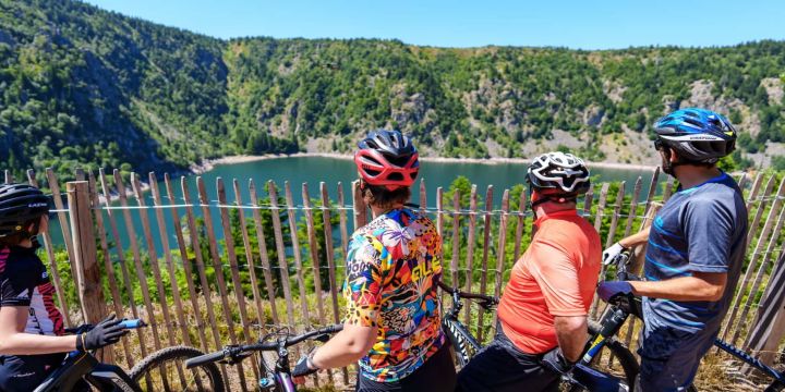 © VTT familia en bici en los vosgos