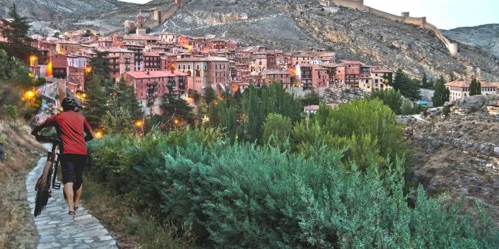 Vía Verde de los Ojos Negros cerca de Albarracín