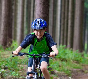 Niño montando en bici por Brujas